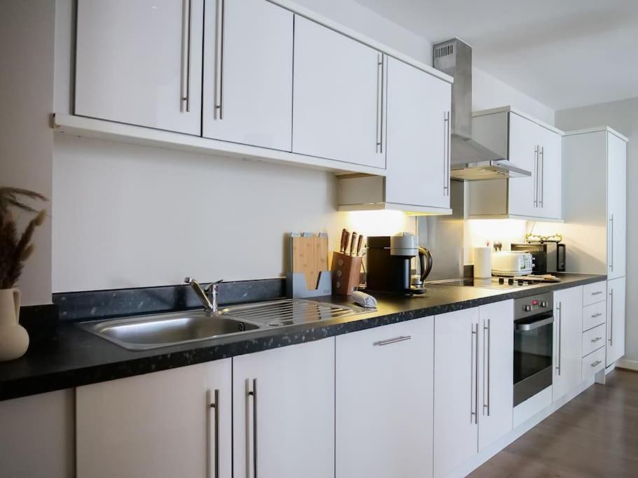 Appartement Stylish Urban Sanctuary With Parking à Londres Extérieur photo