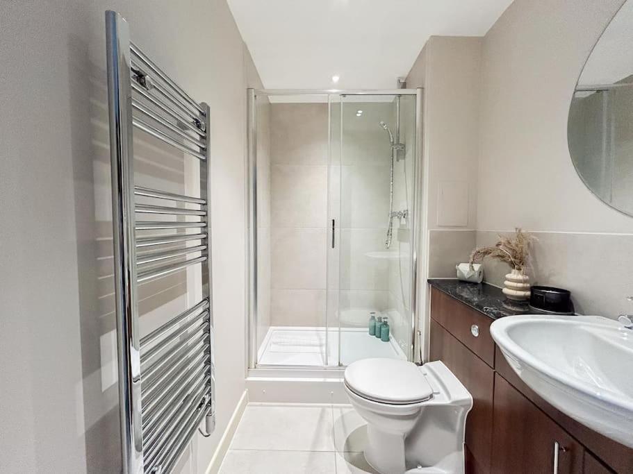 Appartement Stylish Urban Sanctuary With Parking à Londres Extérieur photo