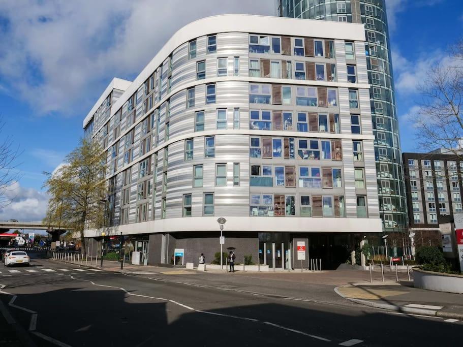 Appartement Stylish Urban Sanctuary With Parking à Londres Extérieur photo