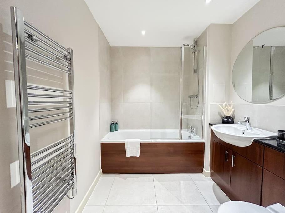 Appartement Stylish Urban Sanctuary With Parking à Londres Extérieur photo